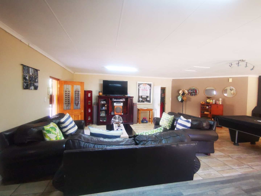 4 Bedroom Property for Sale in Langenhovenpark Free State